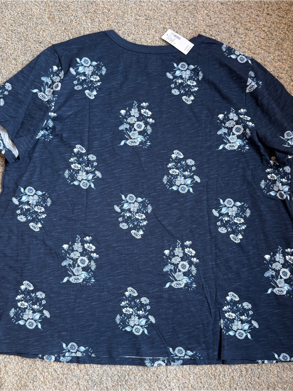 Maurice’s Navy Floral Short Sleeve Tee size 1x - Picture 2 of 3